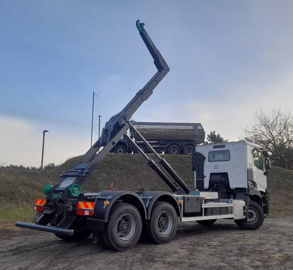 IMG-20241119-WA0001 (1) (1) Hakowiec marki Skibicki na podwoziu ciężarowym, wyposażony w hydrauliczny system załadunku kontenerów typu hakowego