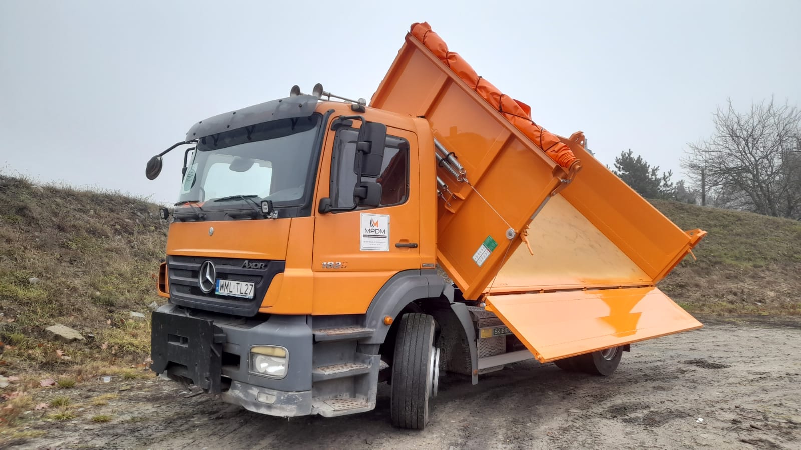 IMG-20241205-WA0013 Pomarańczowa wywrotka Mercedes Axor z zabudową trójstronną marki Skibicki